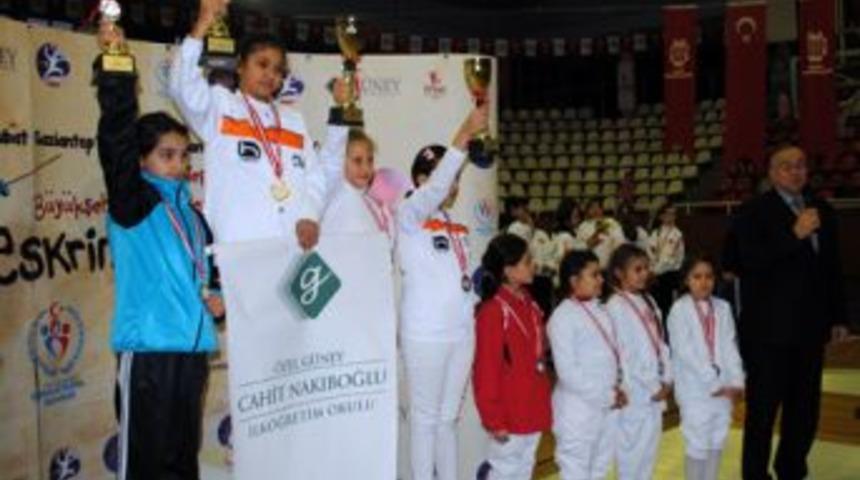 Cahit Nakıboğlu Koleji Eskrim&rsquo;de T&uuml;rkiye 1&rsquo;si oldu