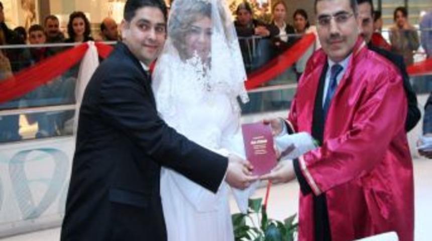 14 Şubat'ta 14 çift saat 14.00'te 'evet' dedi