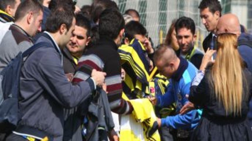 fenerbah&ccedil;e antrenmanına taraftarlar da geldi