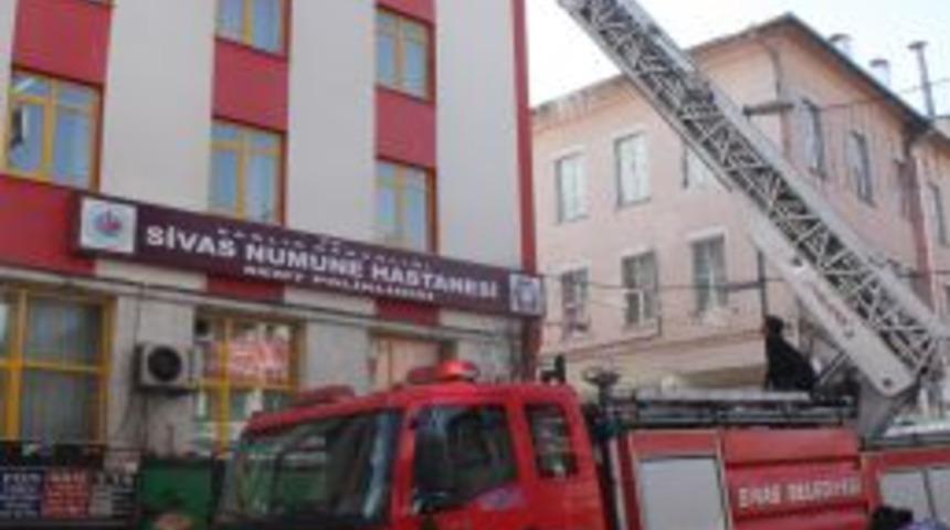 Belediye buz sarkıtlarını temizliyor