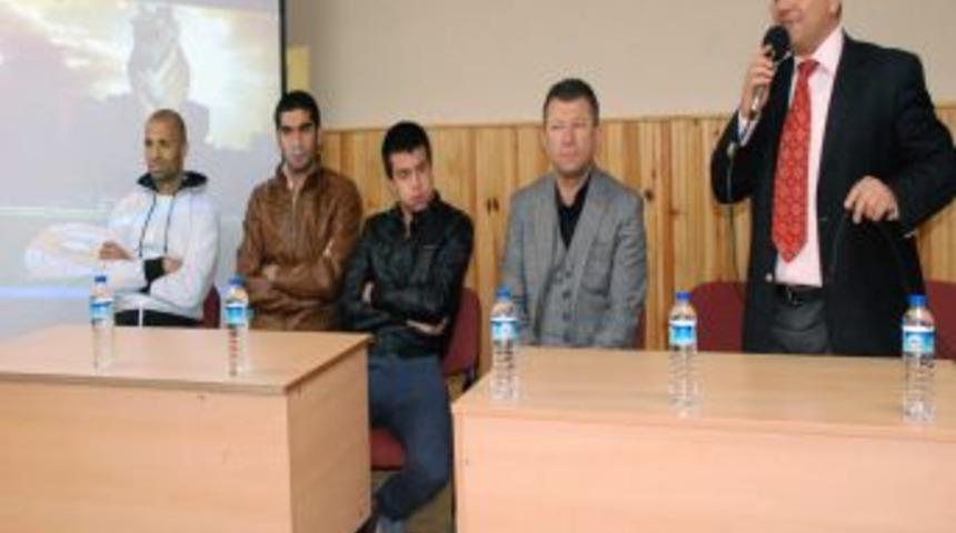 Adanasporlu futbolcular &ouml;ğrencilerle buluştu