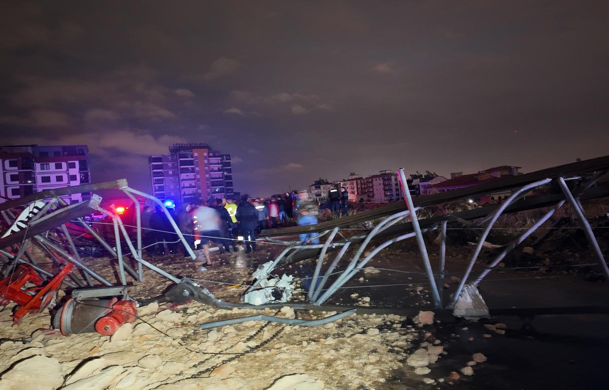  Antalya da hortum faciası! Konteynerleri par&ccedil;aladı: 4 iş&ccedil;i &ouml;ld&uuml;, 1 iş&ccedil;i yaralandı 2