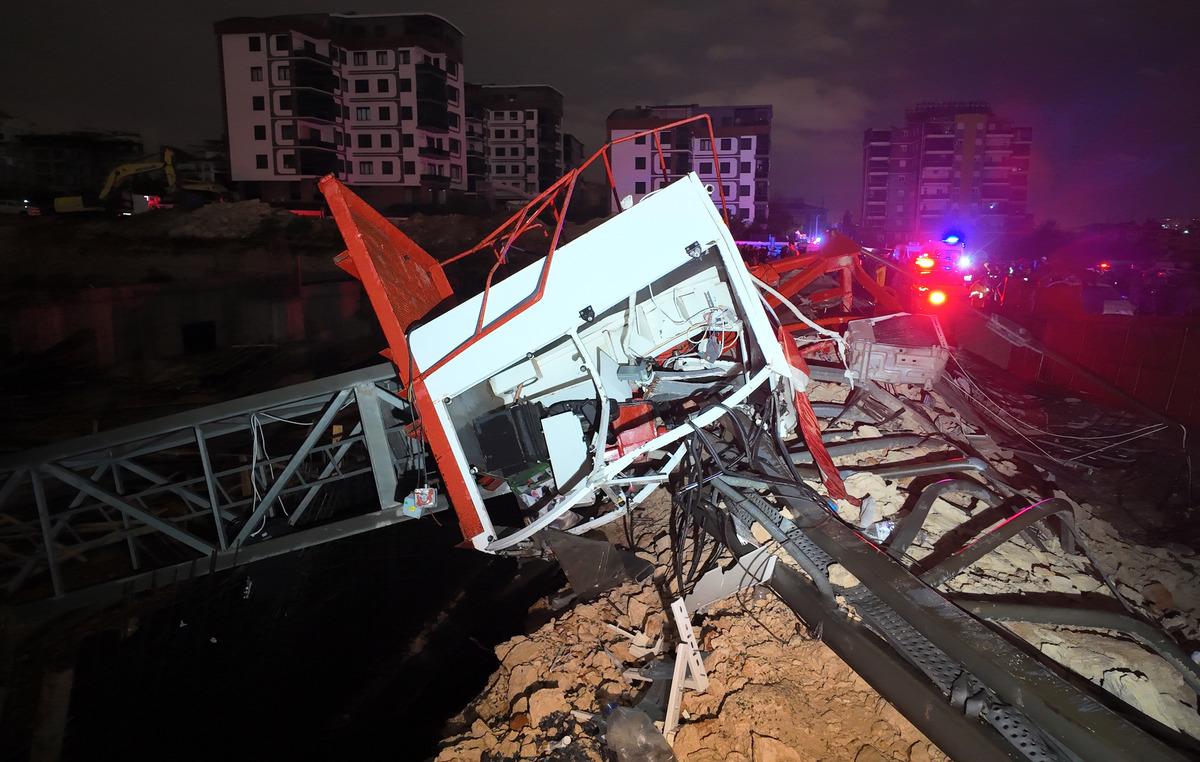 Antalya da hortum faciası! Konteynerleri par&ccedil;aladı: 4 iş&ccedil;i &ouml;ld&uuml;, 1 iş&ccedil;i yaralandı 3