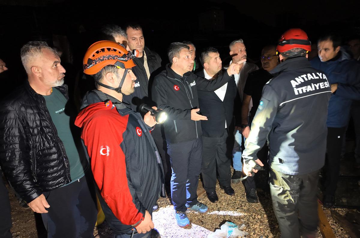  Antalya da hortum faciası! Konteynerleri par&ccedil;aladı: 4 iş&ccedil;i &ouml;ld&uuml;, 1 iş&ccedil;i yaralandı 4