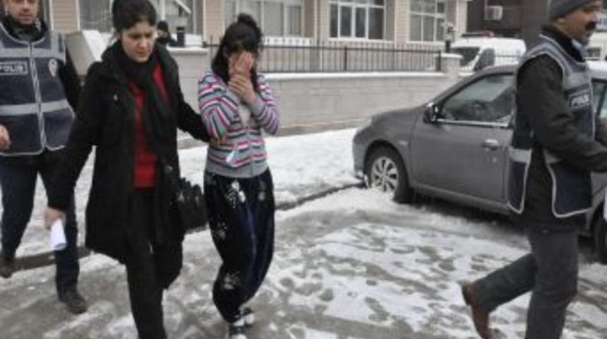 Kadın hırsızları güvenlik kamerası yakalattı