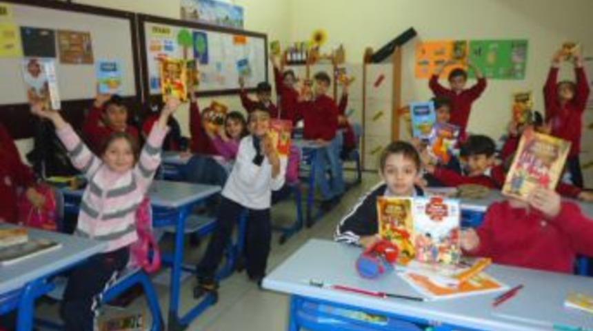 Her ay 10 kitap okuyorlar