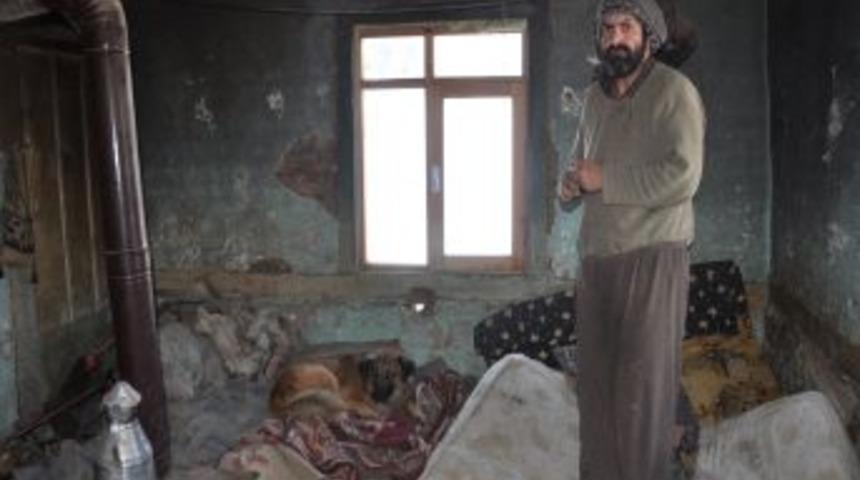 Anne ve engelli oğlu harabe evde yaşam m&uuml;cadelesi veriyor