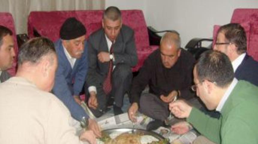 İl&ccedil;e protokol&uuml; yemekte buluştu