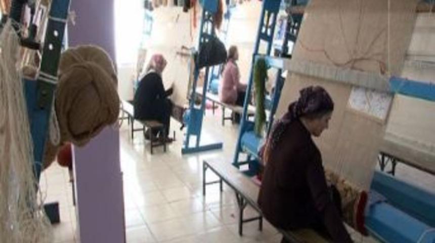Sivaslı kadınlar, el h&uuml;nerlerini dokudukları halılara yansıtıyor