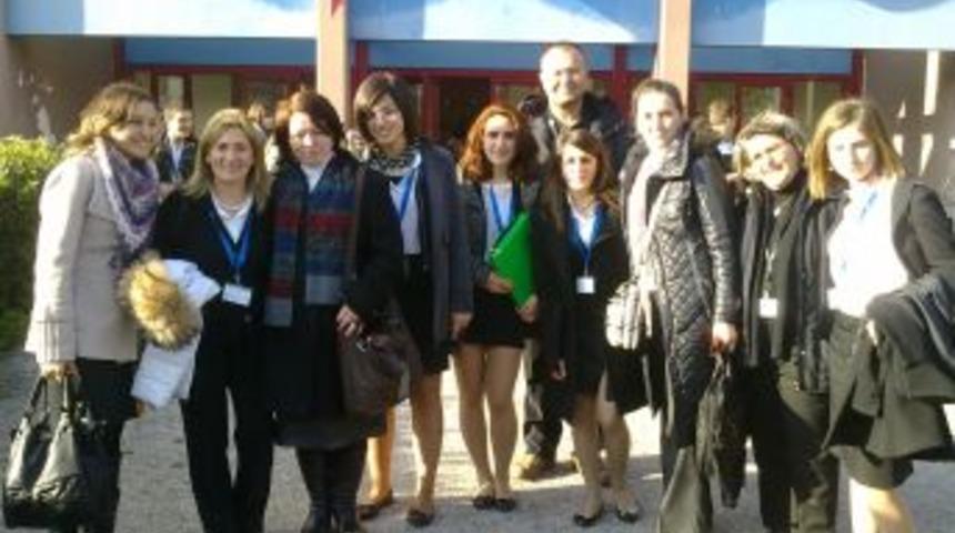 &Ouml;ğrenciler İtalya&rsquo;da Y&ouml;r&uuml;k kıyafetini tanıttı