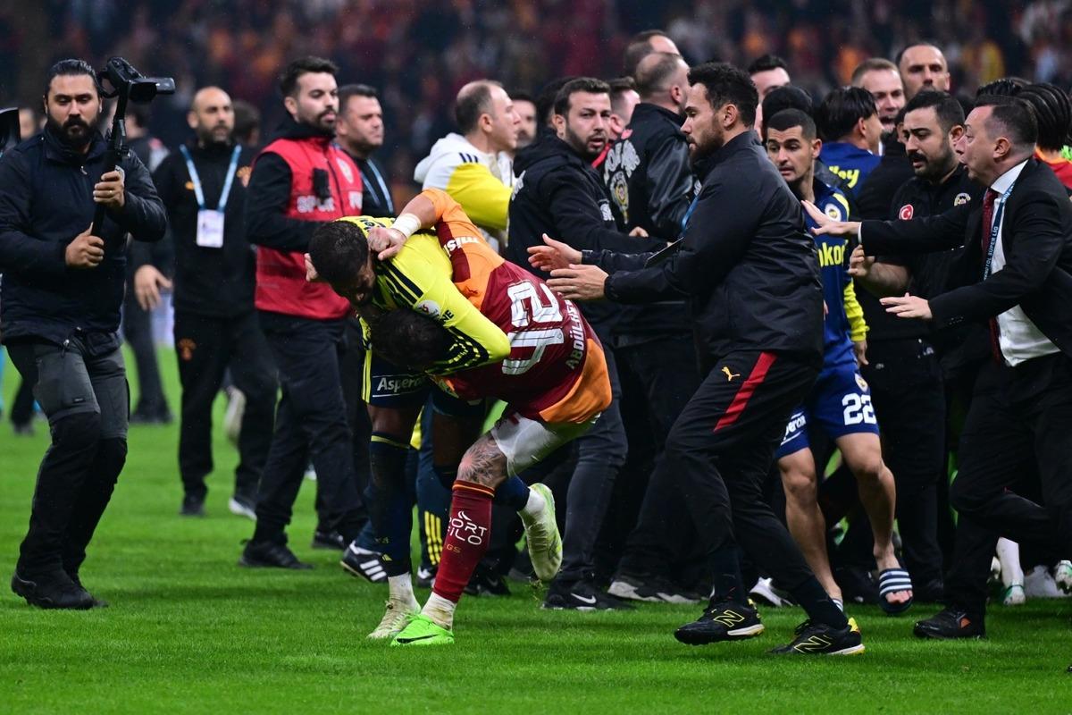 Archie Brown dan Abdülkerim Bardakcı ya olay sözler: "Kadın gibi bunu yaptı" 3