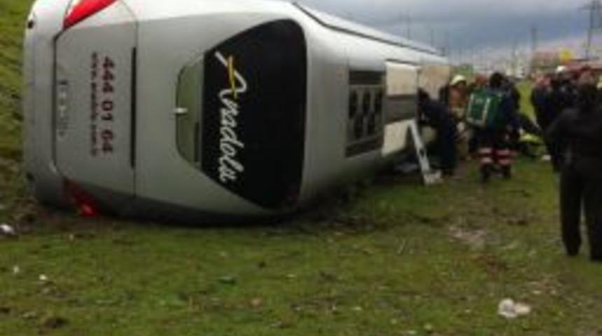 İzmir'de yolcu otob&uuml;s&uuml; devrildi: 2'si ağır 18 yaralı