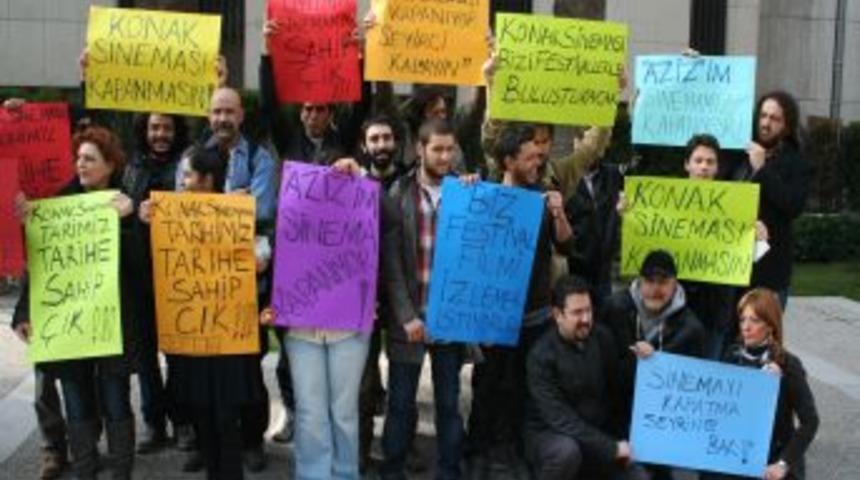 Konak Sineması'na gelen hacizi protesto ettiler