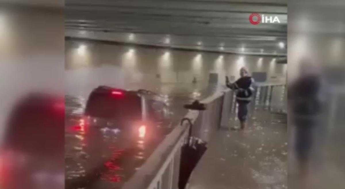 İstanbul da yağış sonrası korkutan manzara! Ara&ccedil;lar yine su altında kaldı 2