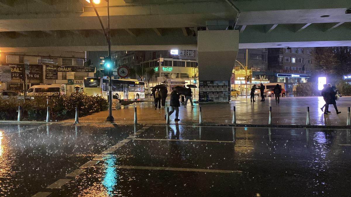 İstanbul da yağış sonrası korkutan manzara! Ara&ccedil;lar yine su altında kaldı 6