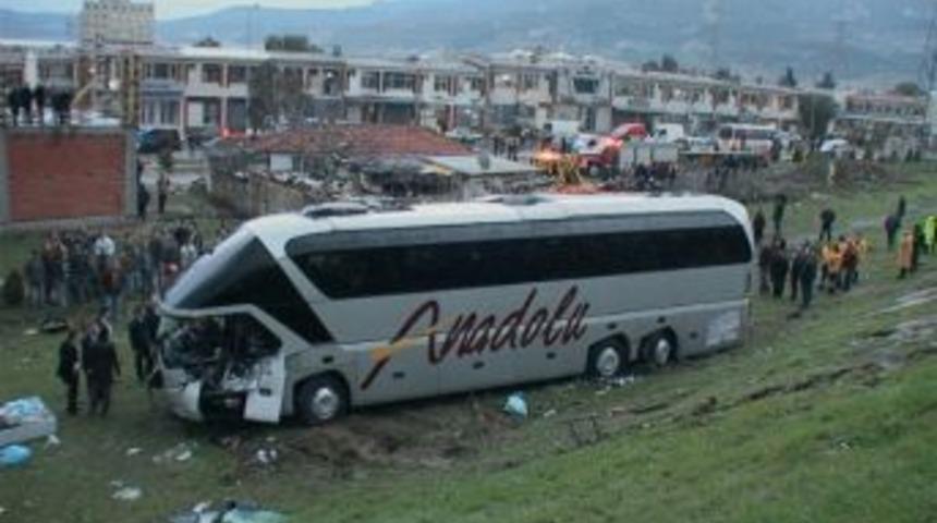 İzmir'de yolcu otob&uuml;s&uuml; şarampole yuvarlandı: 14 yaralı