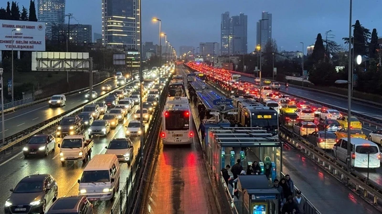 İstanbul'da Trafik Yoğunluğu Yüzde 73'e Yükseldi