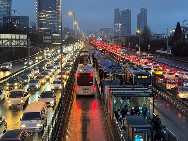 İstanbul yol durumu! Trafik yoğunluğu yüzde 80'e ulaştı