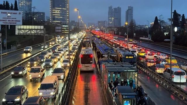 İstanbul yol durumu! Trafik yoğunluğu yüzde 80'e ulaştı