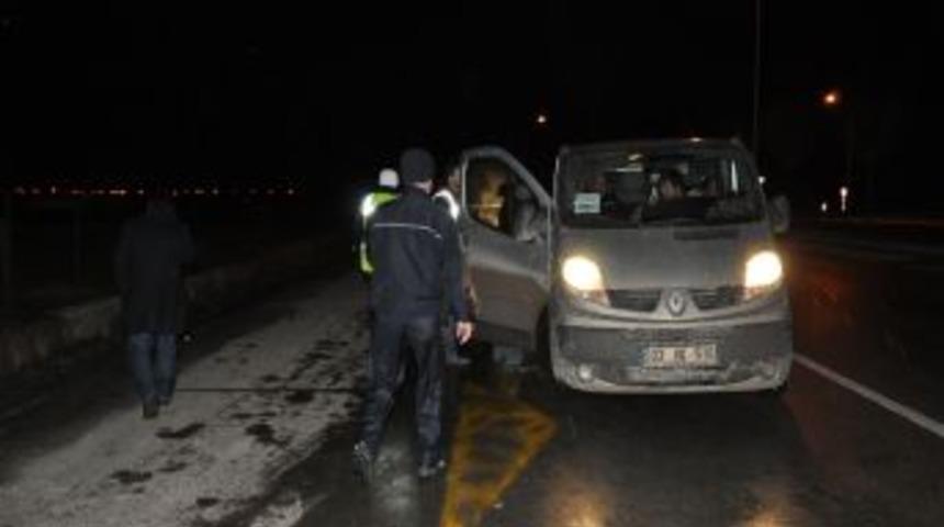 KOM ekipleri ş&uuml;pheli bir ara&ccedil; i&ccedil;in &ccedil;evre yolunda uygulama yaptı