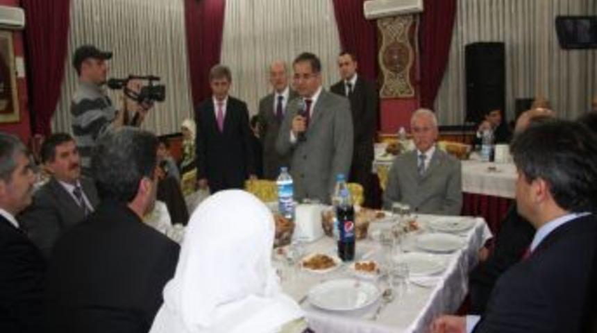 Vali Tapsız, Vanlı depremzedelere moral verdi