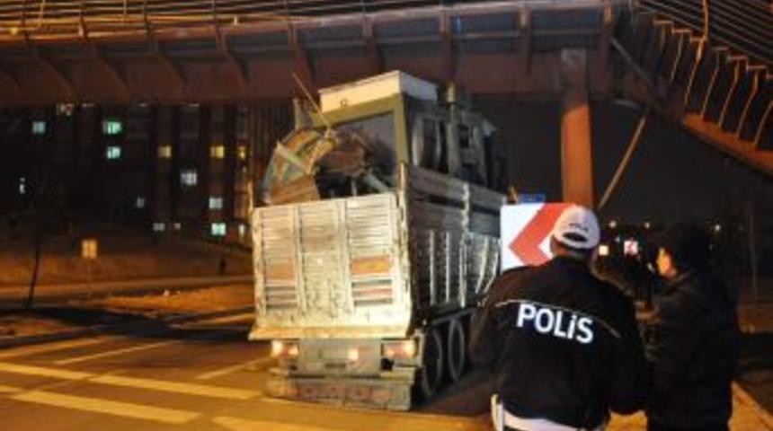 TIR yaya &uuml;st ge&ccedil;idine &ccedil;arptı: 2 yaralı