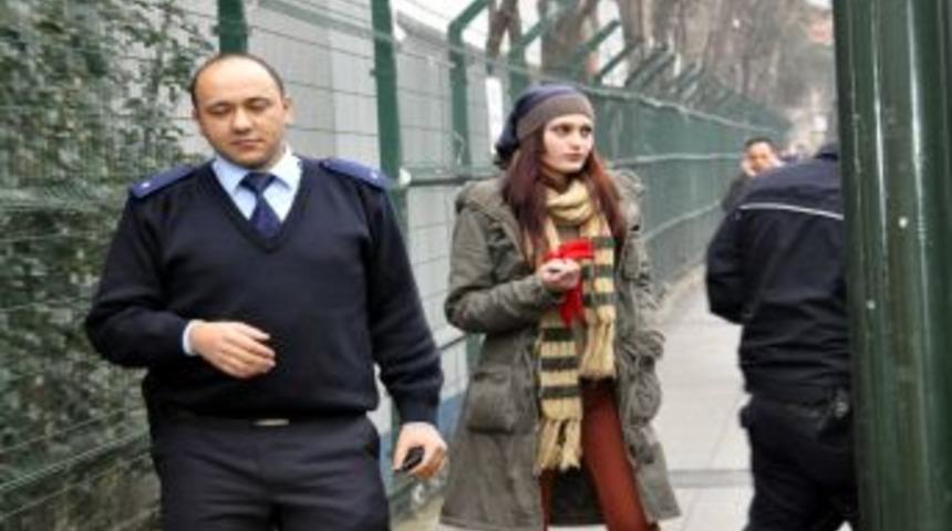 C&uuml;zdanı kaybolan gen&ccedil; kız otob&uuml;s&uuml; bekletti, yolcular isyan etti