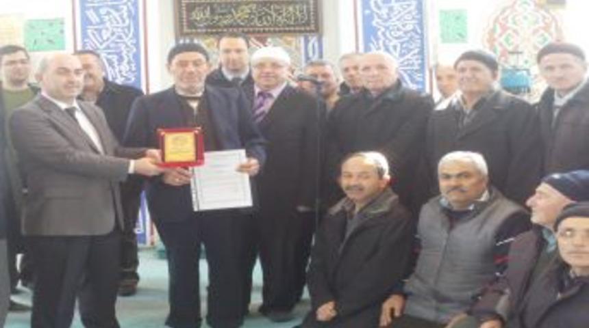 Kur’ân okumayı öğrenen cami cemaati için tören düzenlendi