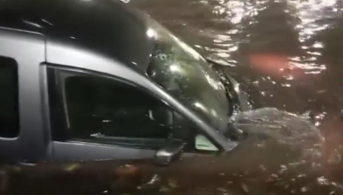 İstanbul da yağış sonrası korkutan manzara! Ara&ccedil;lar yine su altında kaldı 5