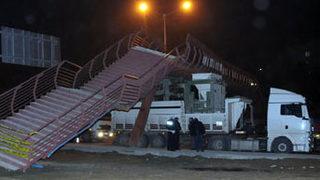 TIR üst geçit köprüsüne takıldı