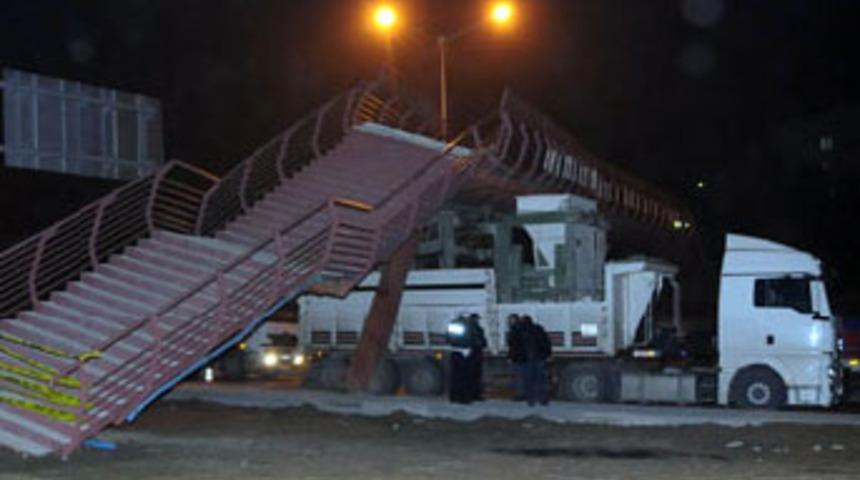 TIR üst geçit köprüsüne takıldı