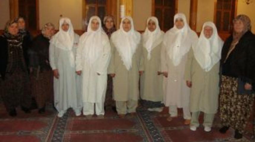 &Ccedil;amlıbel K&ouml;y&uuml;'nden 15 kişi Umre'ye gitti