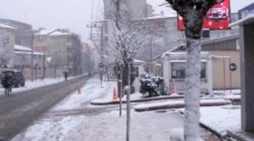 &Ccedil;orlu&rsquo;da, kar yağışı devam ediyor