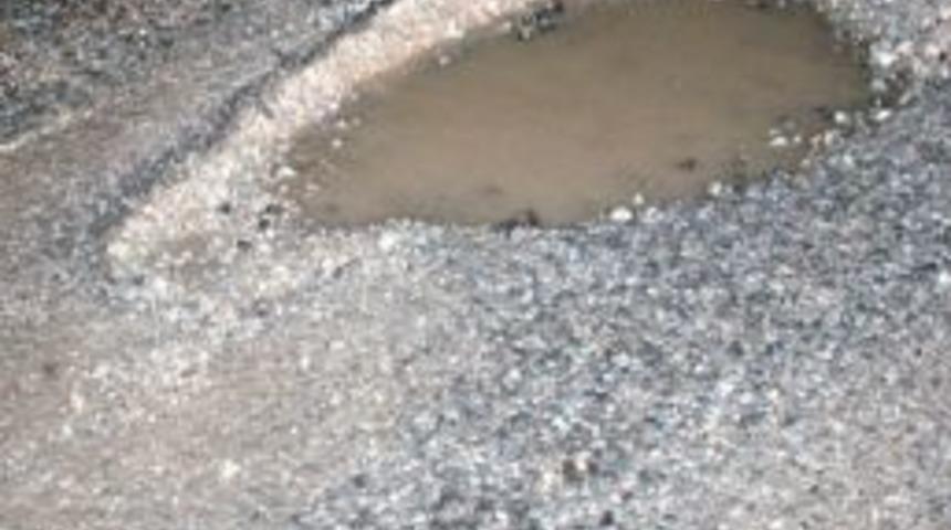 Karayollarındaki &ccedil;ukurlar kazaya davetiye &ccedil;ıkarıyor