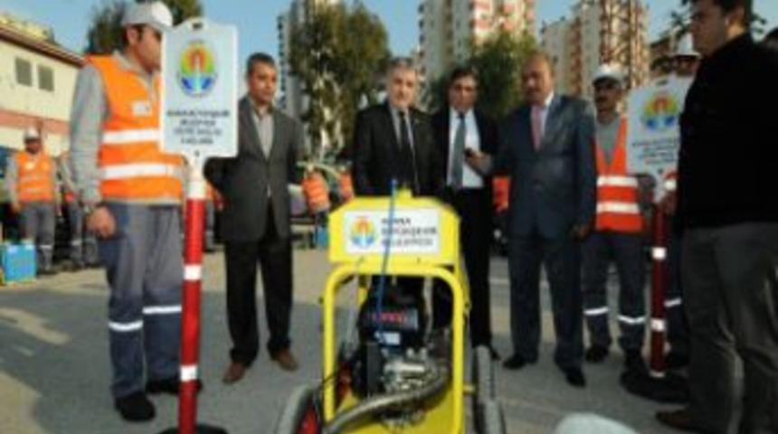 Adana'da sinekle m&uuml;cadele &ccedil;alışmaları başladı