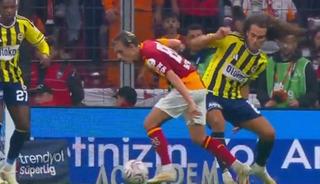 Derbinin tartışmalı pozisyonu masaya yatırıldı! Penaltı kararı...