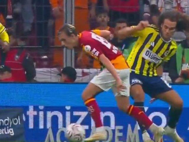 Derbinin tartışmalı pozisyonu masaya yatırıldı! Penaltı kararı...