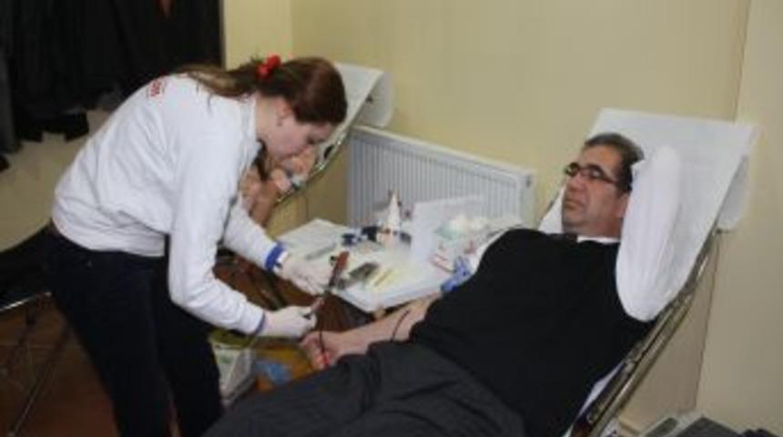 Sivas Belediye personelinden Kızılay&rsquo;a kan bağışı