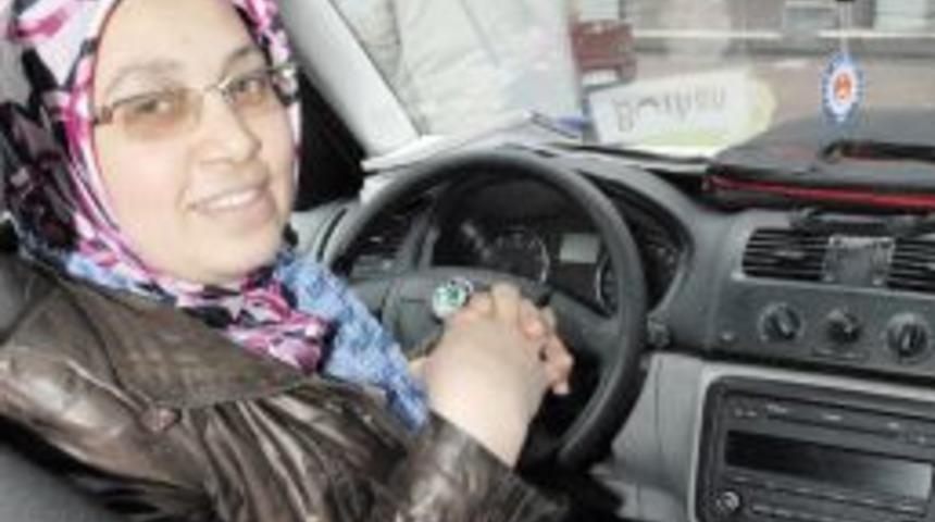 Bayan taksici, erkek kardeşlerine örnek oldu