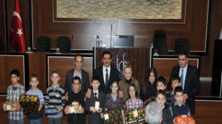 Ambalaj atıkları toplayan &ccedil;ocuklar &ouml;d&uuml;llerini aldı