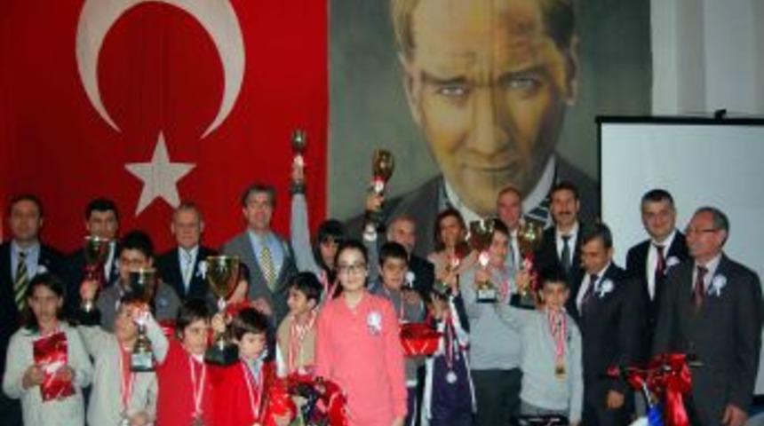 Mersin'in başarılı öğrencileri ödüllendirildi