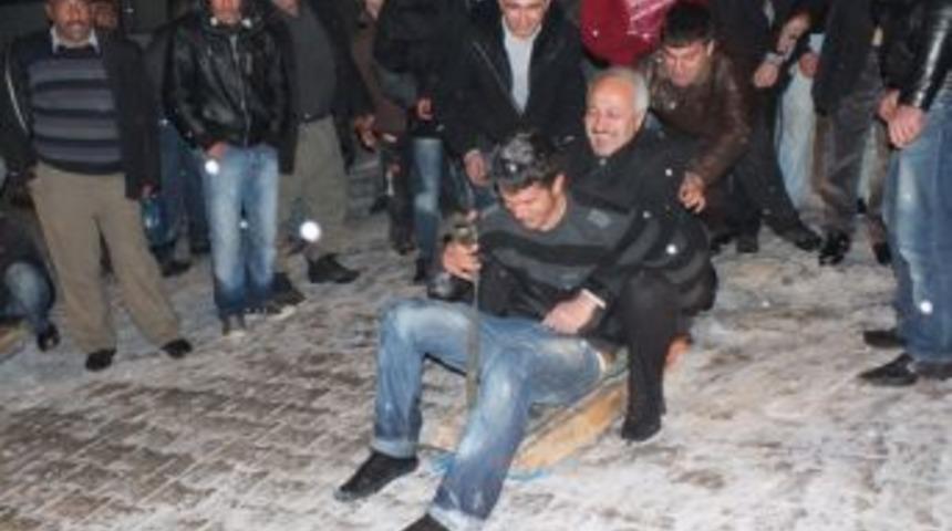 Pervari'de kar keyfini kızaklarla yaşadılar