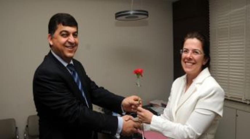 Gaziantepli kadınlara fular ve karanfil dağıtıldı