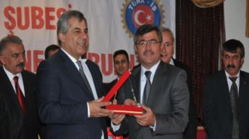 Başkan Akdoğan&rsquo;a teşekk&uuml;r plaketi