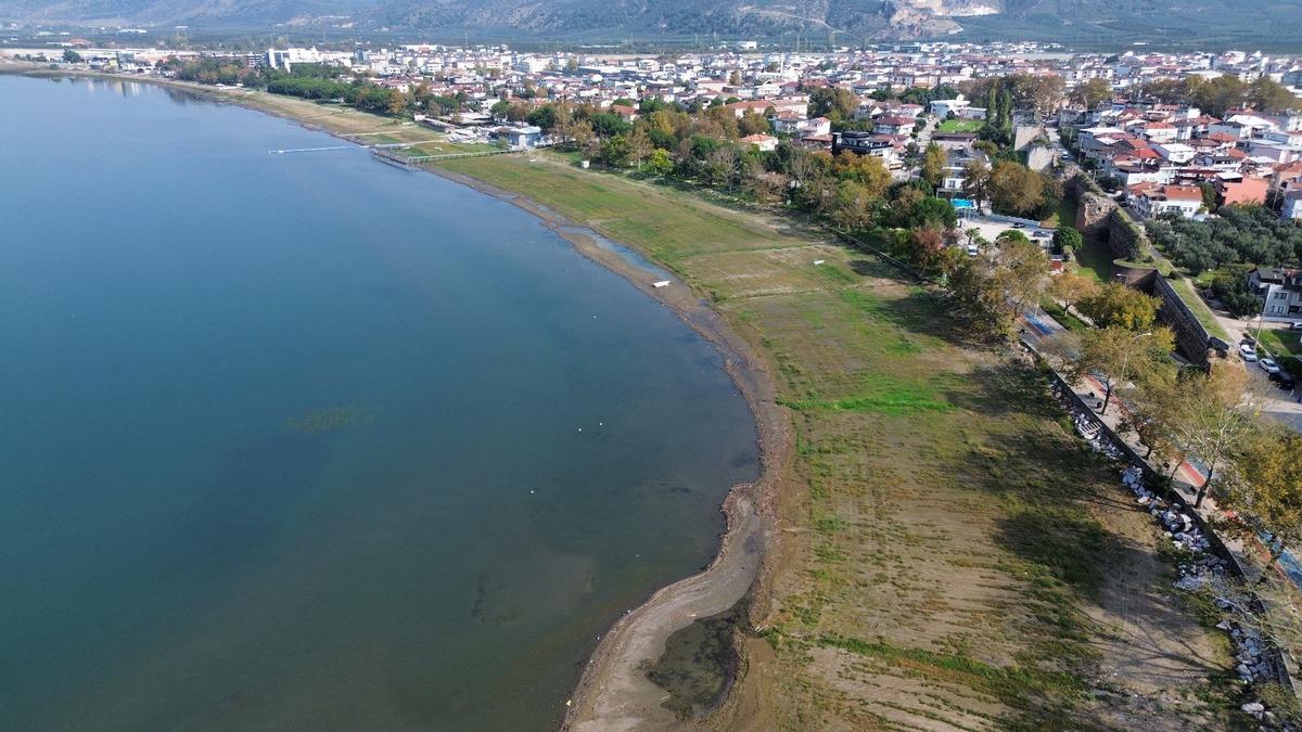 Dereler taştı, barajlar doldu ama İznik Gölü çekiliyor! Gölün altında çatlak mı var? 1