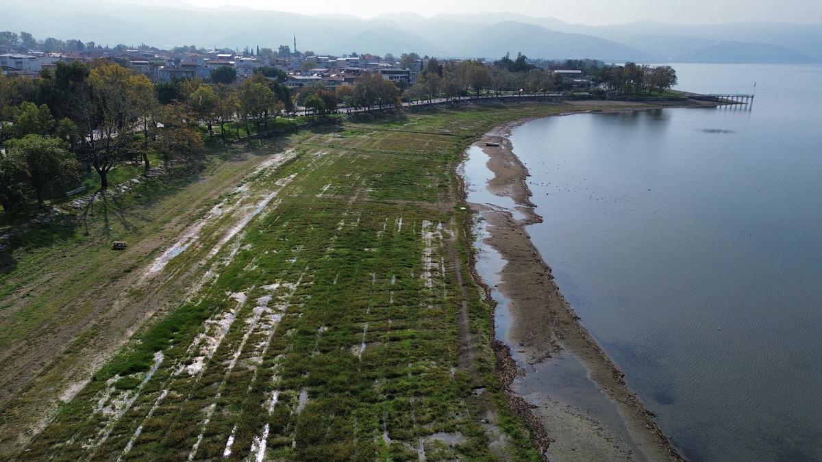 Dereler taştı, barajlar doldu ama İznik Gölü çekiliyor! Gölün altında çatlak mı var? 4