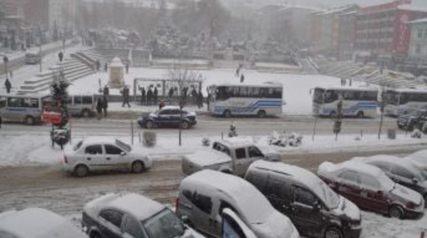 Yozgat&rsquo;ta kar yağışı etkisini s&uuml;rd&uuml;r&uuml;yor