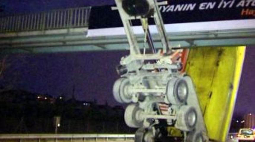 A&ccedil;ık kalan TIR dorsesi &uuml;st ge&ccedil;ide takıldı