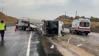 Kırıkkale'de servis midib&uuml;s&uuml; devrildi: 14 yaralı