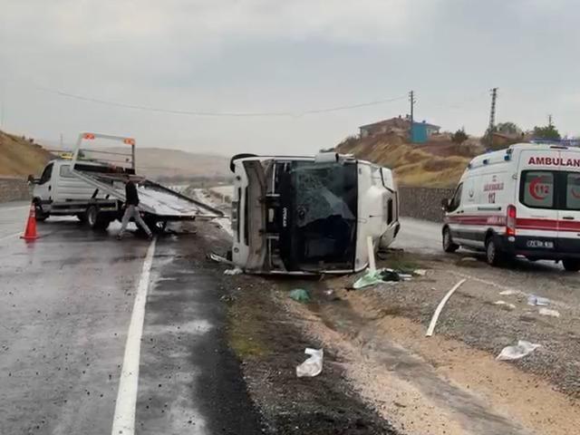 Kırıkkale'de servis midibüsü devrildi: 14 yaralı